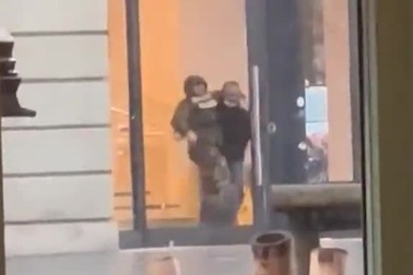 Khoảnh khắc con tin bị tay súng đe dọa bên trong cửa hàng Apple Store