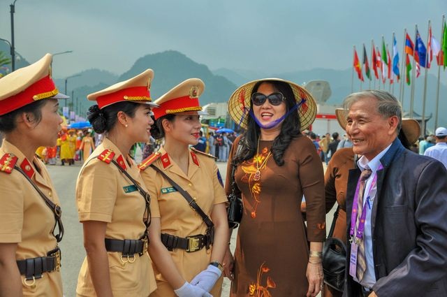 Những “bóng hồng” CSGT tại Đại lễ Vesak 2019