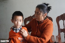 Nhói lòng cậu bé 6 tuổi đã mang nỗi đau mồ côi mẹ, bị bố chối bỏ