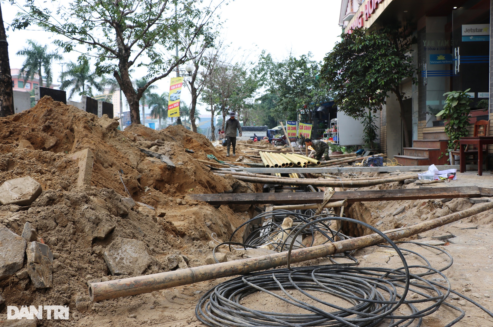 Gần Tết, nhiều tuyến vỉa hè ở thành phố Vinh đang bị xới tung - 3 Gần Tết, nhiều tuyến vỉa hè ở thành phố Vinh đang bị xới tung - 3