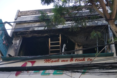 Cháy cửa hàng bán đồ thể thao, nhiều người hoảng loạn