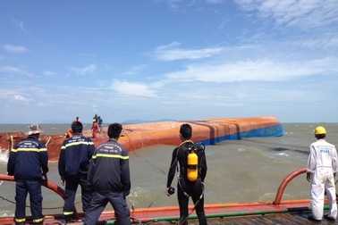 Hình ảnh chằng néo, chuẩn bị lật ngửa tàu Hoàng Phúc 18