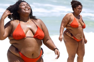 Lizzo tự tin mặc áo tắm "lộ" thân hình đồ sộ