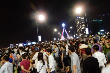 “Mướt mồ hôi” chen chân xem lễ hội pháo hoa