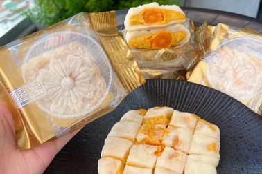 Cách làm bánh dẻo nhân sen trứng muối "hot" nhất mùa Trung thu năm nay