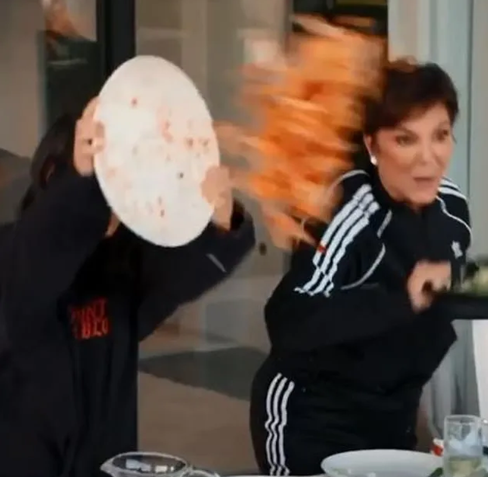 Fans chỉ trích gia đình Kim Kardashian lãng phí đồ ăn - 2 Fans chỉ trích gia đình Kim Kardashian lãng phí đồ ăn - 2