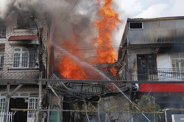 Cảnh sát phun nước khống chế hỏa hoạn ở Đà Lạt