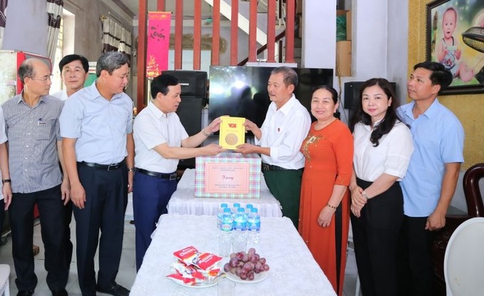 Phó Bí thư Thường trực Tỉnh ủy Thanh Hóa, ông Lại Thế Nguyên cùng đoàn công tác thăm, tặng quà gia đình thương binh hạng 1/4 Nguyễn Văn Thuyết, ở phường Nam Ngạn, TP Thanh Hóa nhân kỷ niệm 76 năm ngày Thương binh - Liệt sĩ.