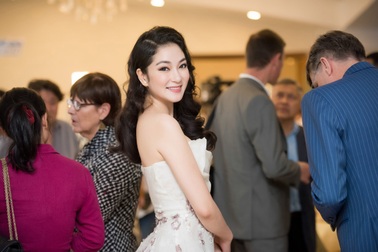 Hoa hậu Nguyễn Thị Huyền trẻ đẹp quyến rũ