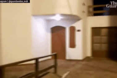 Kinh hoàng khoảnh khắc ngôi nhà hai tầng đổ sập xuống biển