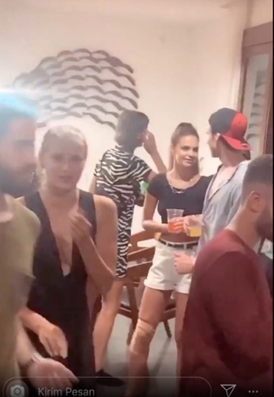 Video cảnh tiệc tùng tại Bali gây sốc dư luận Indonesia - 3 Video cảnh tiệc tùng tại Bali gây sốc dư luận Indonesia - 3