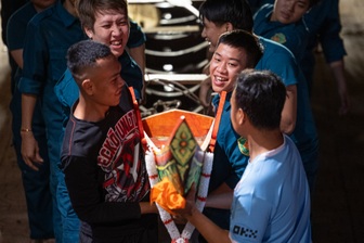 Xuyên đêm hạ thuỷ ghe ngo ở kênh Nhiêu Lộc, sẵn sàng cho lễ hội tại TPHCM