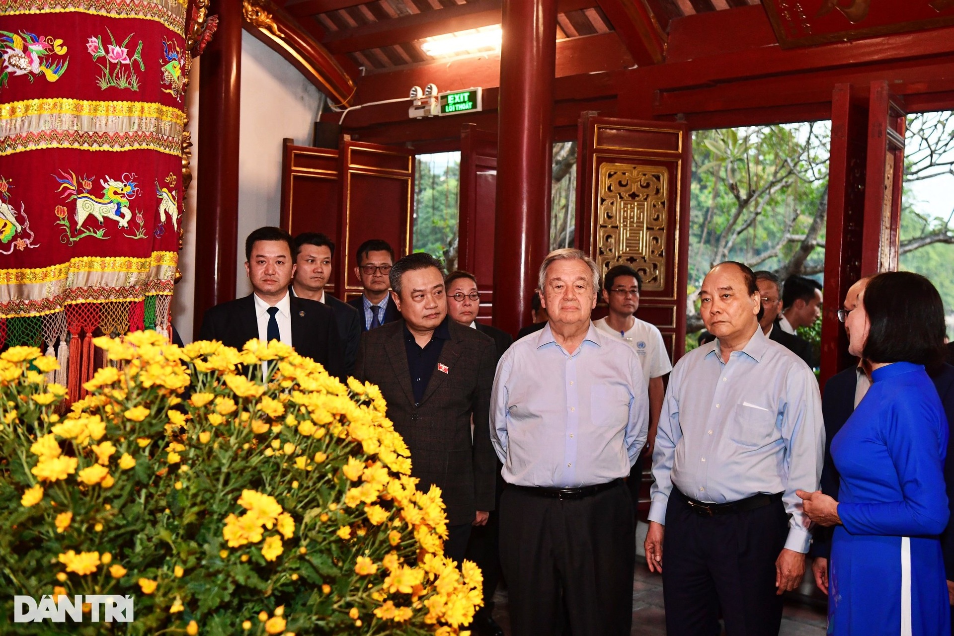 Tổng thư ký Liên hợp quốc thăm Văn Miếu, đi dạo hồ Hoàn Kiếm - 4