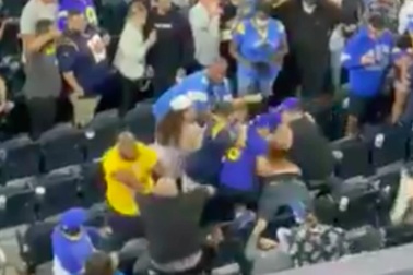 Cổ động viên đánh nhau kinh hoàng trên khán đài ở giải bóng bầu dục Mỹ