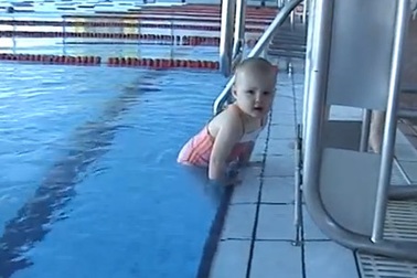 Ngắm bé 21 tháng tuổi bơi cực siêu