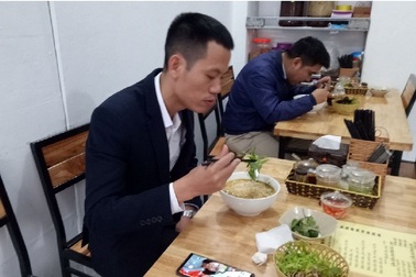 Bún ốc, riêu cua ngày Tết gần 100.000 đồng/bát vẫn đắt khách