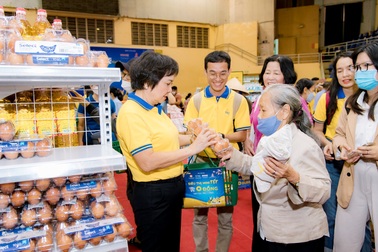 Khách hàng PNJ góp 2,6 tỷ đồng để người nghèo sắm tết miễn phí