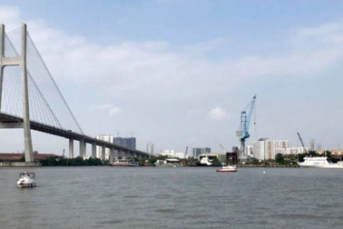 2 sà lan tông nhau, 3 người nhảy xuống sông thoát chết