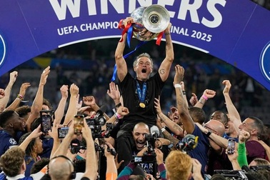 HLV Enrique và PSG lập kỷ lục sau chức vô địch Champions League