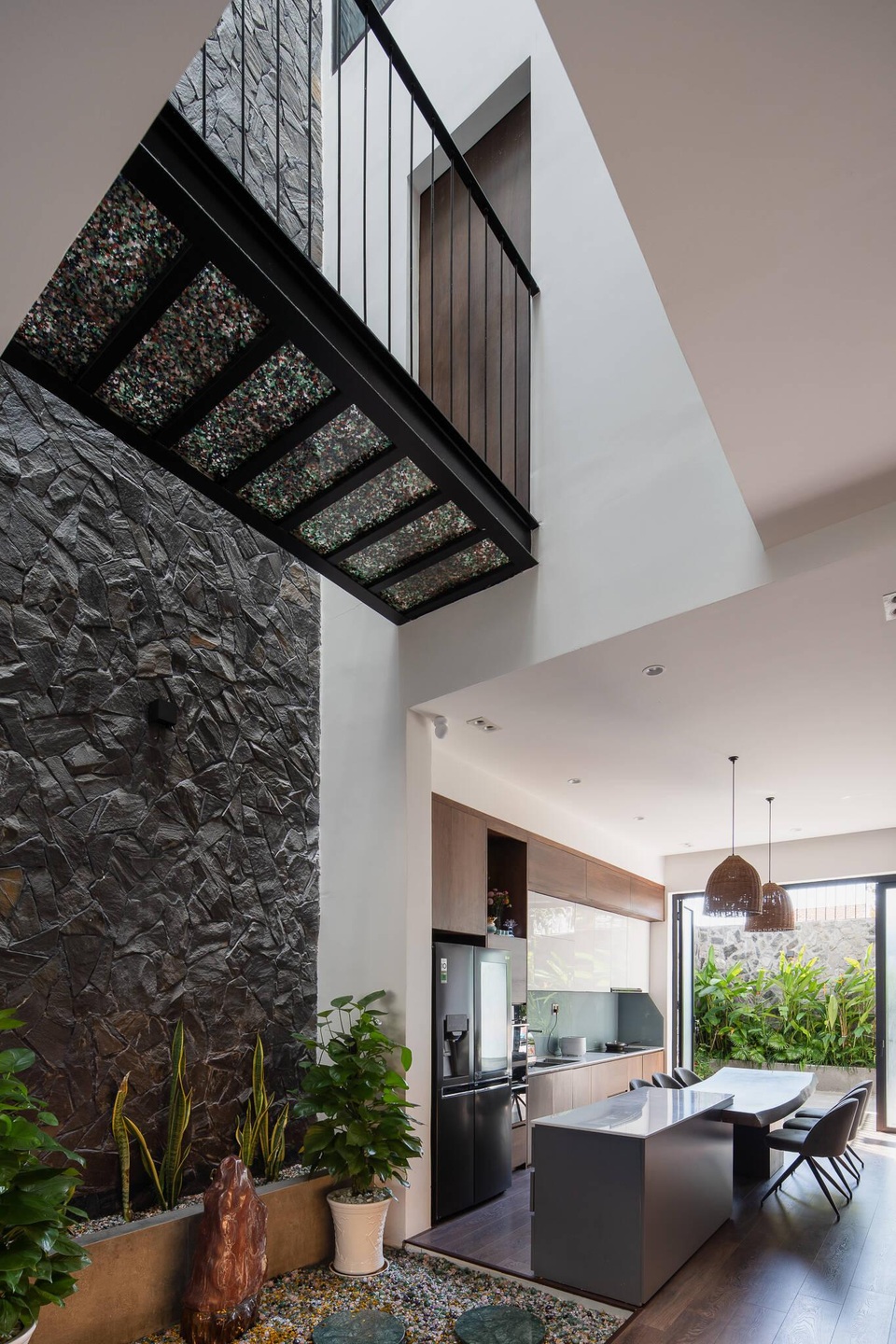 Ngắm mãi không chán, ngôi nhà Vũng Tàu xanh từ mặt tiền lên sân thượng - 2