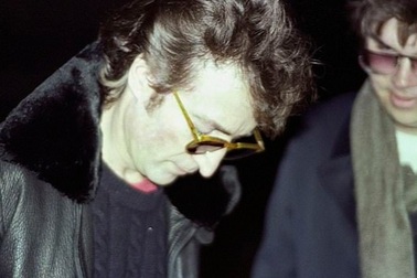 Khoảnh khắc huyền thoại âm nhạc John Lennon ký tên lưu niệm cho kẻ sát nhân