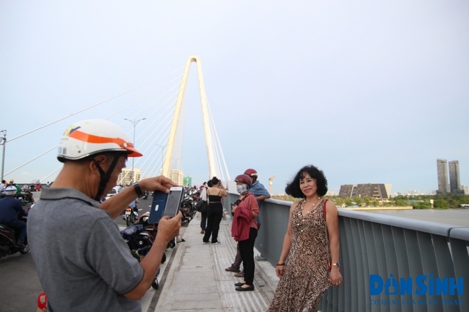 Nhiều người dân bất ngờ với vẻ đẹp và hoành tráng của cầu Thủ Thiêm 2 khi lên đây vừa ngắm sông Sài Gòn vừa hóng gió rất mát.