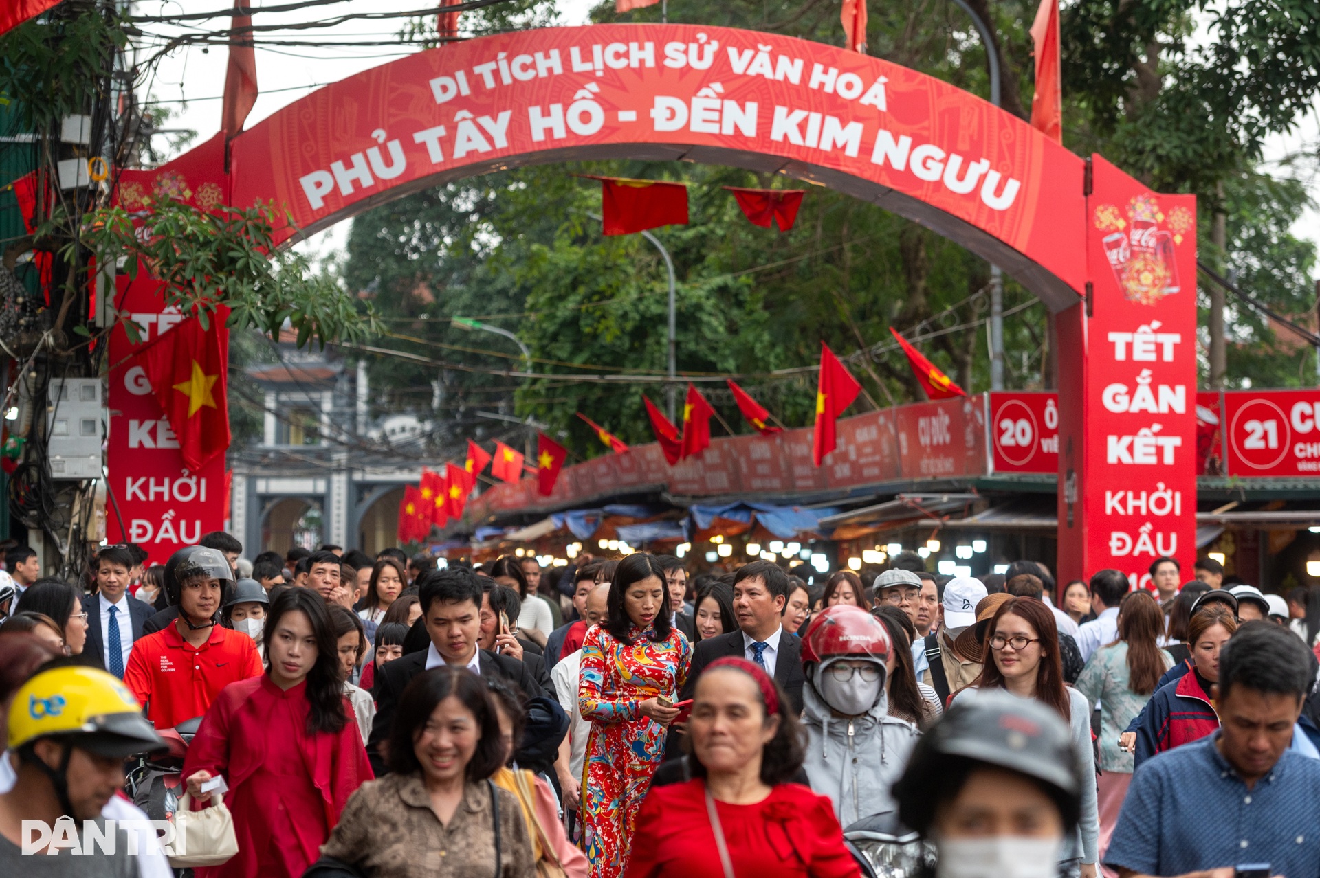 Hàng nghìn người đổ về Phủ Tây Hồ trong ngày đi làm đầu năm - 1