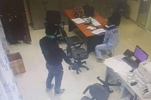 2 tên cướp táo tợn kề súng vào cổ nhân viên trạm thu phí cướp tiền