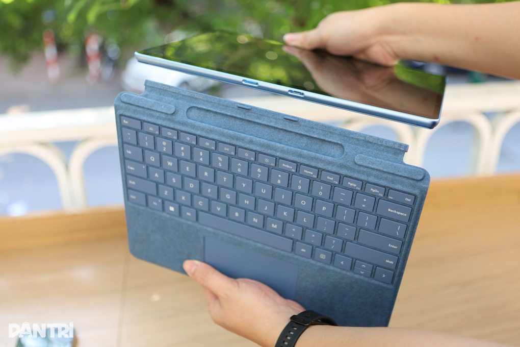 Cận cảnh Surface Pro 9 tại Việt Nam, giá gần 30 triệu đồng - 3 Cận cảnh Surface Pro 9 tại Việt Nam, giá gần 30 triệu đồng - 3