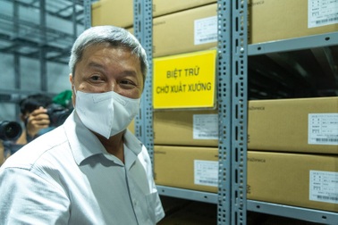 Cận cảnh lô hàng 800 nghìn liều vắc xin Covid "cập bến" TPHCM