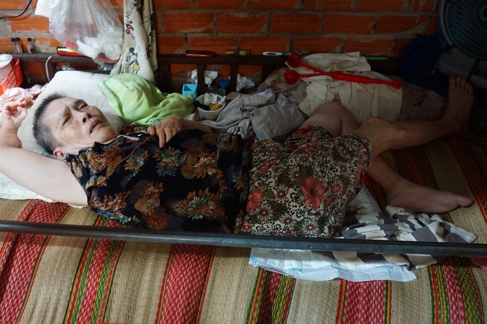 Người phụ nữ có đôi chân tí hon và nỗi bất hạnh bị chồng phụ bạc - 4 Người phụ nữ có đôi chân tí hon và nỗi bất hạnh bị chồng phụ bạc - 4