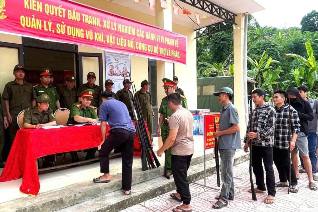 Người dân mang 60 khẩu súng đến công an đổi lấy quà - 1 Người dân mang 60 khẩu súng đến công an đổi lấy quà - 1