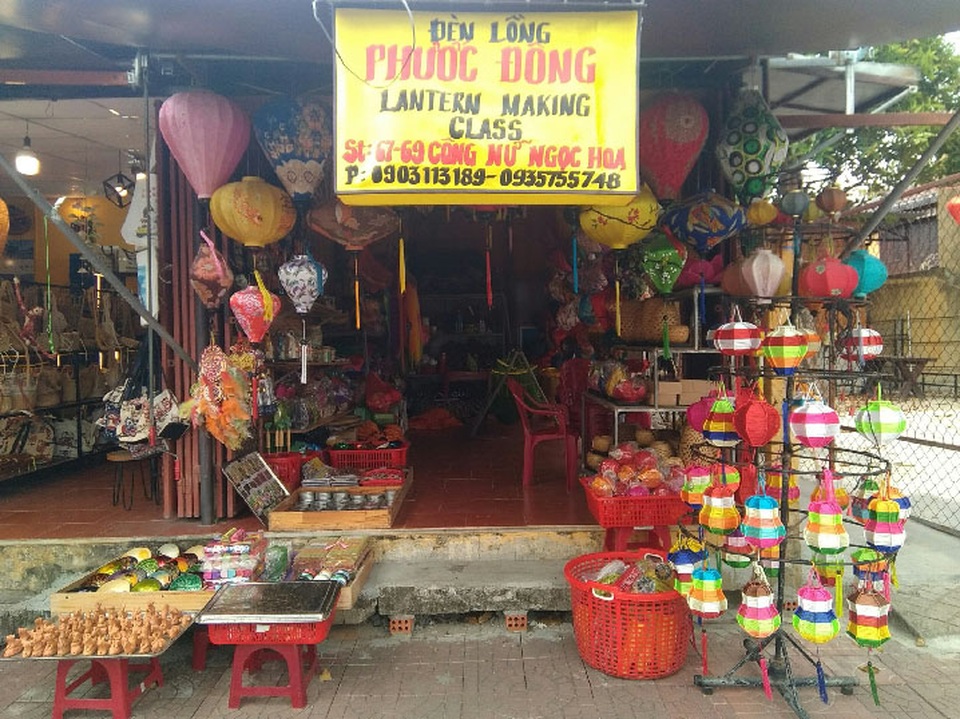 Giữa dịch corona, nghề đèn lồng 400 năm vẫn tấp nập phố Hội - 7 Giữa dịch corona, nghề đèn lồng 400 năm vẫn tấp nập phố Hội - 7