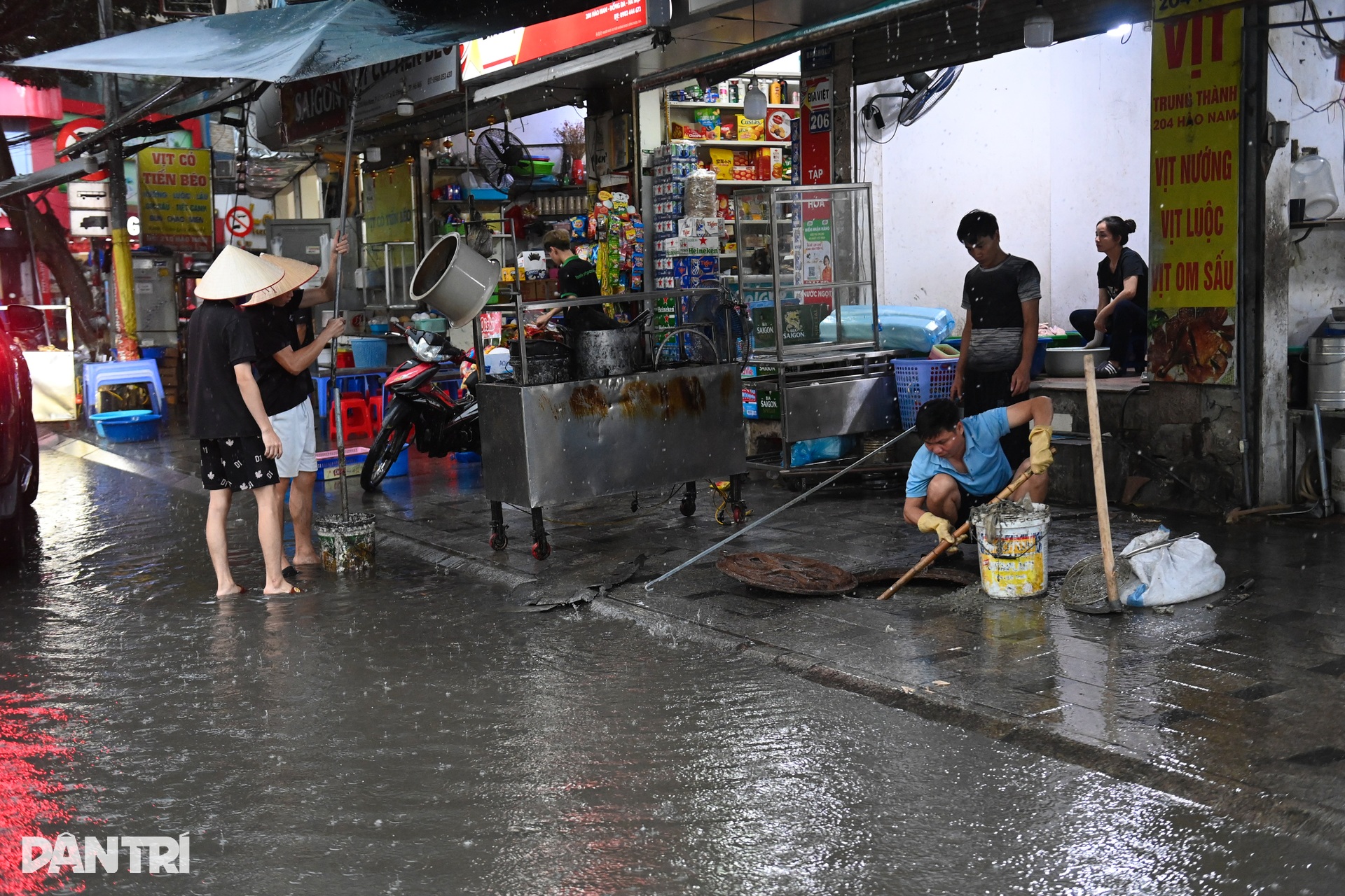 Hà Nội: Mây đen cuồn cuộn kèm mưa giông, xe cộ bật đèn giữa ban ngày - 11 Hà Nội: Mây đen cuồn cuộn kèm mưa giông, xe cộ bật đèn giữa ban ngày - 11
