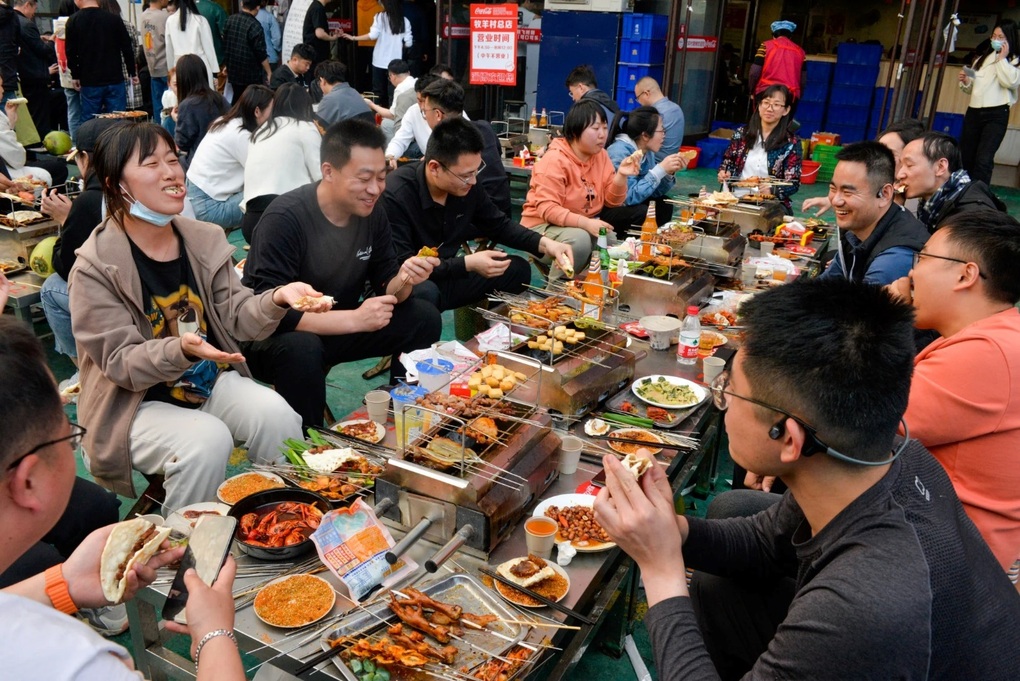 Chủ quán ăn quỳ gối xin lỗi thực khách vì tiệm quá đông không kịp phục vụ - 1 Chủ quán ăn quỳ gối xin lỗi thực khách vì tiệm quá đông không kịp phục vụ - 1