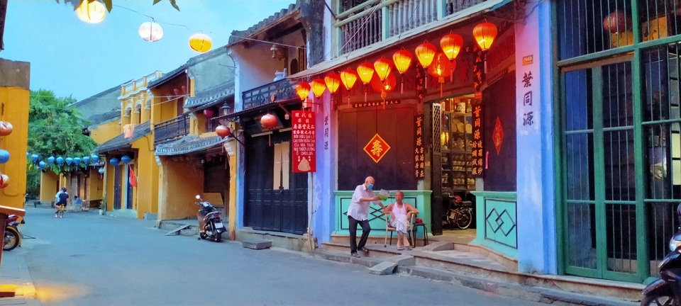 Phố cổ Hội An vắng lặng trong ngày đầu tạm dừng đón khách lưu trú - 10 Phố cổ Hội An vắng lặng trong ngày đầu tạm dừng đón khách lưu trú - 10