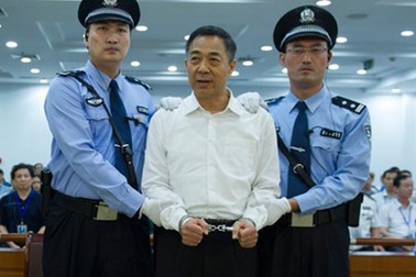 Bạc Hy Lai ra tòa vẫn đi giày hàng hiệu