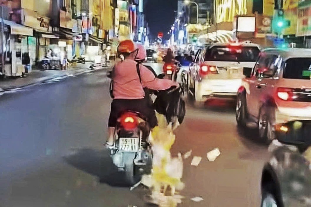 Xử phạt người phụ nữ rải vàng mã để xả xui ở trung tâm TPHCM - 1