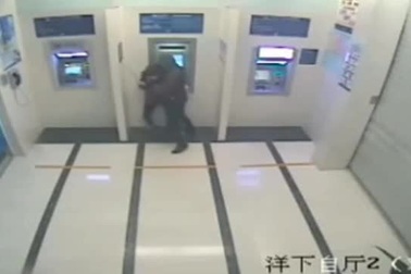 Bị cướp tấn công khi đang rút tiền, cô gái chống trả quyết liệt và cái kết