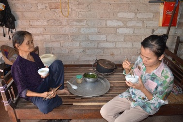 Thương hai người phụ nữ nghèo sống lay lắt, mơ một bữa cơm có thịt