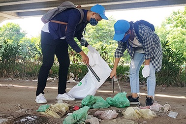 Hơn 1.000 bạn trẻ Hà Nội chung tay dọn dẹp các bãi rác tự phát