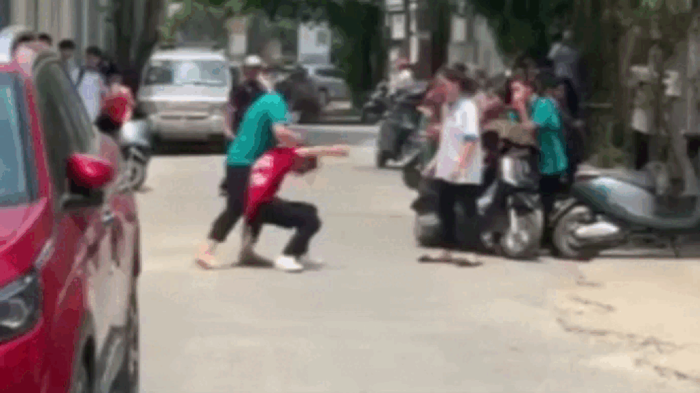 Nữ sinh túm tóc, giật bạn ngã giữa đường, vặc lại người lớn can ngăn - 2 Nữ sinh túm tóc, giật bạn ngã giữa đường, vặc lại người lớn can ngăn - 2