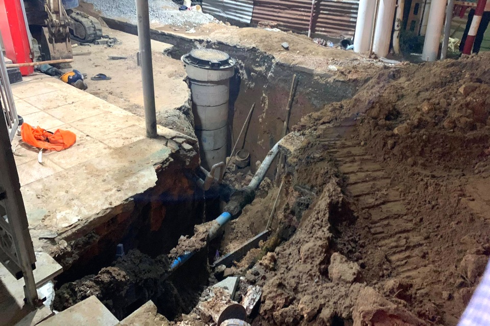 Sập công trình đường ống thoát nước, 1 người chết, 1 người bị thương - 2 Sập công trình đường ống thoát nước, 1 người chết, 1 người bị thương - 2