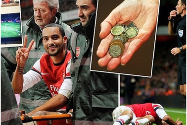 Theo Walcott nhận “mớ tiền xu” vì trêu tức CĐV Tottenham