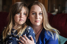 Không đủ tiền tẩy nốt ruồi, bà mẹ đơn thân “nhận án” ung thư da sau 1 năm