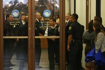 Đi làm nghĩa vụ dân sự, ông Obama được chào đón nồng nhiệt