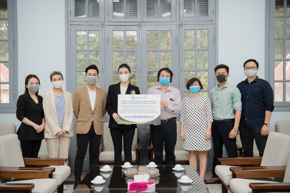 Huyền My ủng hộ 2.000 chai gel rửa tay, xịt kháng khuẩn chống dịch Covid-19 - 3 Huyền My ủng hộ 2.000 chai gel rửa tay, xịt kháng khuẩn chống dịch Covid-19 - 3