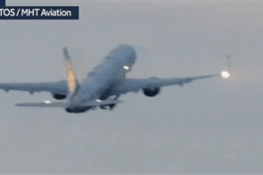 Video chuyên cơ chở Phó tổng thống Mỹ tóe lửa vì đâm phải chim