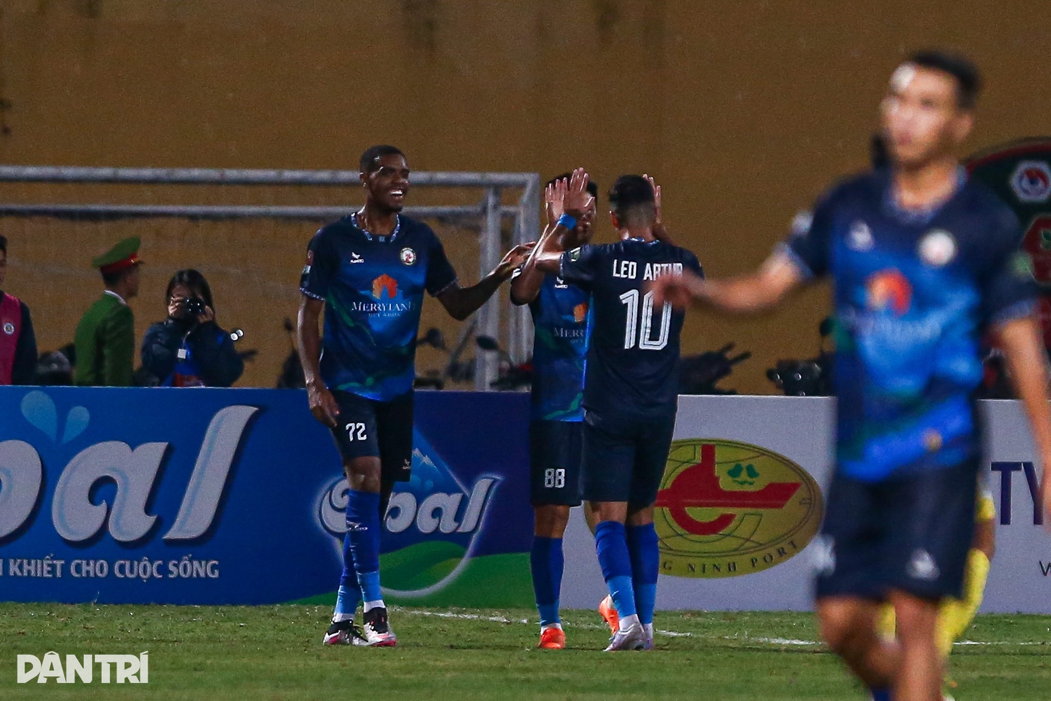 ज़ुआन मान्ह की गलती, हनोई एफसी को हैंग डे - 5 में बिन्ह दीन्ह से करारी हार का सामना करना पड़ा Xuân Mạnh mắc sai lầm, Hà Nội FC thua đau Bình Định tại Hàng Đẫy - 5