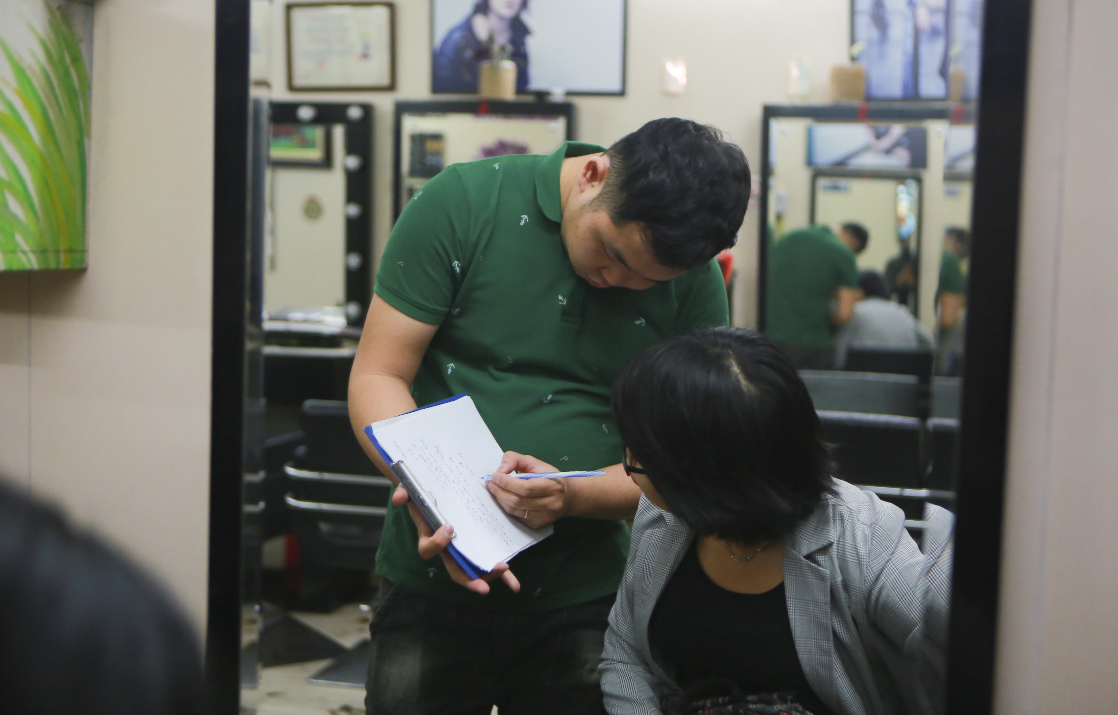 Chàng trai khiếm thính dạy cắt tóc miễn phí cho người khuyết tật ở Hà Nội - 4